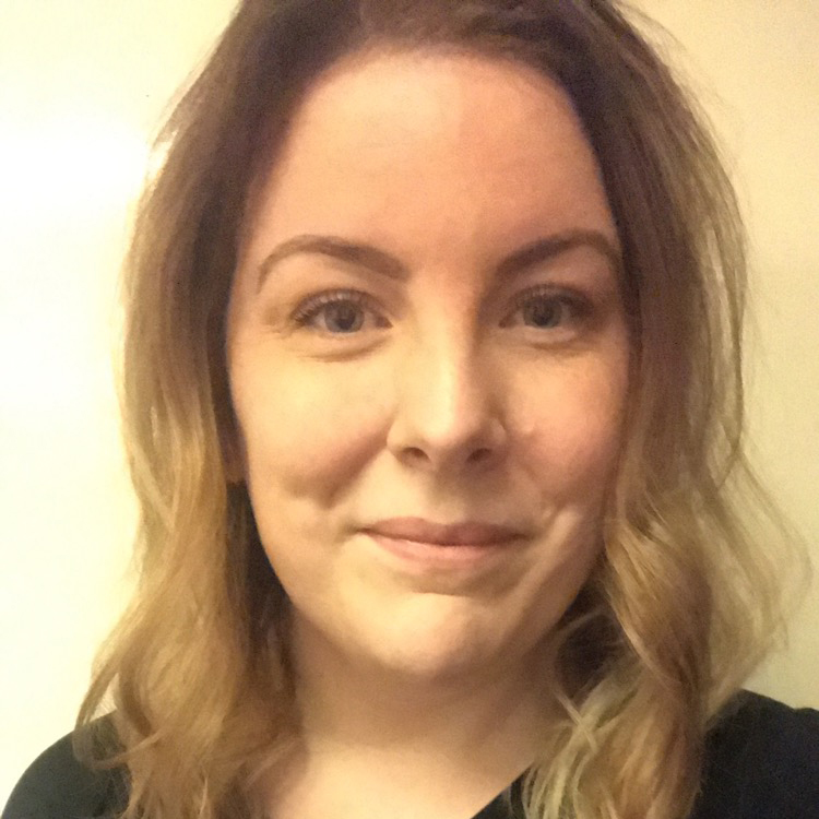 Mikaela Boka på Telefon: 0737-232304 Hon är egenföretagare hyr stol på Saxin